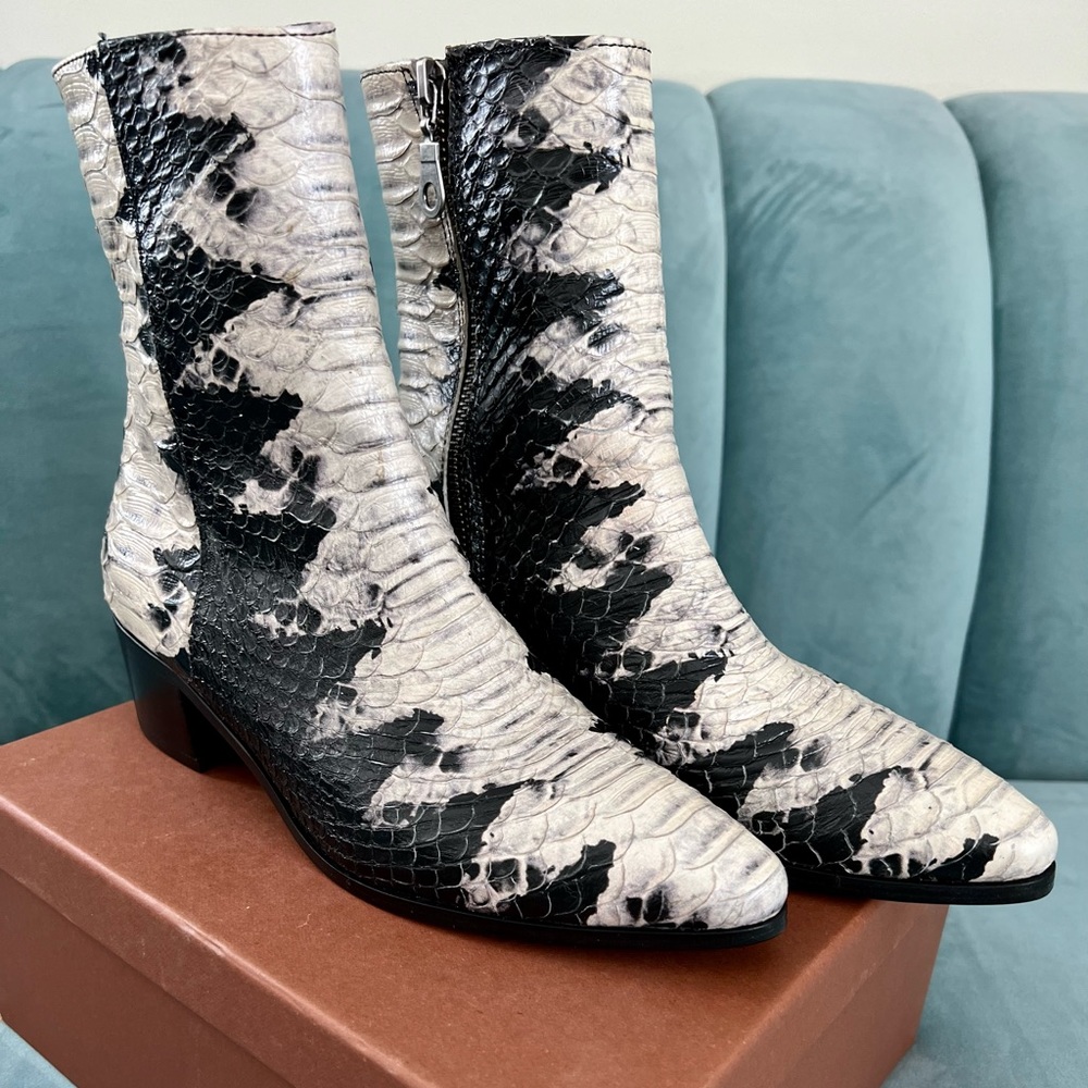 Unworn NIB Santa Monica B/W Snake Boot